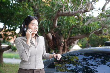 A female freelancer arranged a meeting with a colleague outside the office.