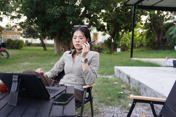 A female freelancer arranged a meeting with a colleague outside the office.