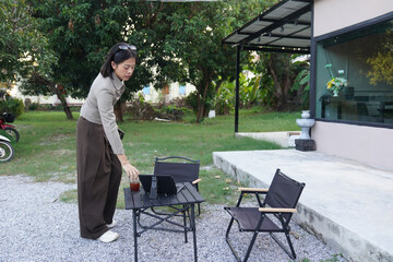 A female freelancer arranged a meeting with a colleague outside the office.