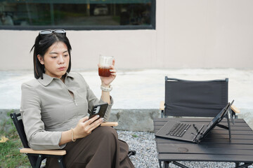 A female freelancer arranged a meeting with a colleague outside the office.