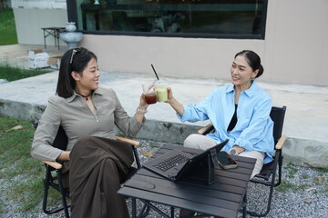 A female freelancer arranged a meeting with a colleague outside the office.