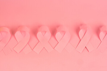 A breast cancer awareness concept displaying repeated symbolic ribbons representing prevention, solidarity and continuous support for women’s health.

