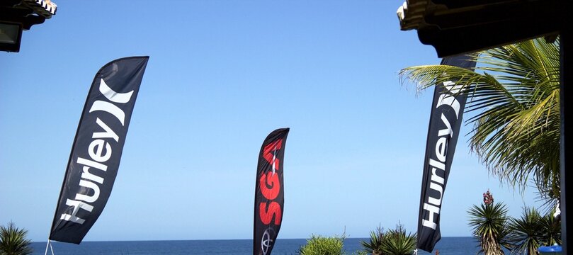 Hurley - Empresa americana que vende roupas e acess&oacute;rios voltados para surfe e nata&ccedil;&atilde;o. Fundada em 1979 como distribuidora de roupas da Billabong nos Estados Unidos.