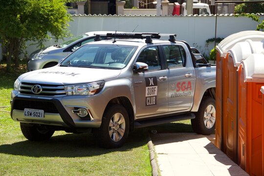 Hurley - Empresa americana que vende roupas e acess&oacute;rios voltados para surfe e nata&ccedil;&atilde;o. Fundada em 1979 como distribuidora de roupas da Billabong nos Estados Unidos.