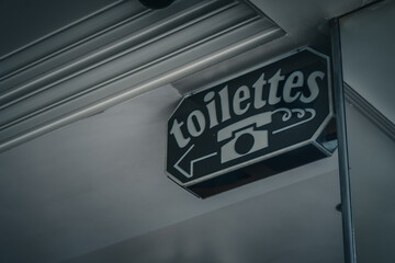 Schild: Toiletten und Telefon