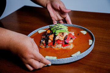 Tostada exquisita con aguacate