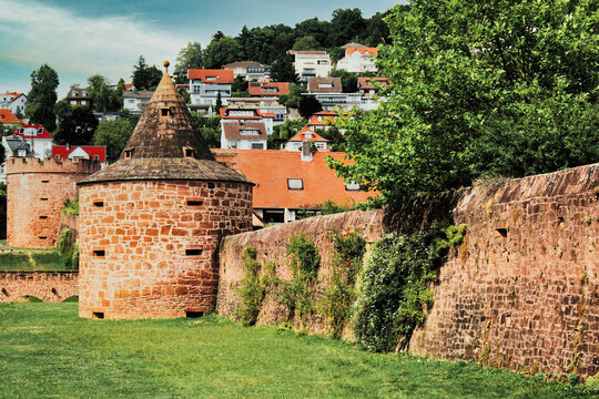 B&uuml;dingen im Wetteraukreis in Hessen mit Blick auf die historische Stadtmauer mit T&uuml;rmen_01