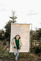 M&auml;dchen, 11,  l&auml;uft vor beigem Studiohintergrund in der Natur