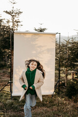 M&auml;dchen, 11,  l&auml;uft vor beigem Studiohintergrund in der Natur