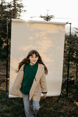 M&auml;dchen, 11,  l&auml;uft vor beigem Studiohintergrund in der Natur