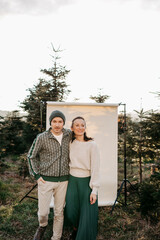 Paar vor einem beigen Studiohintergrund in freier Natur