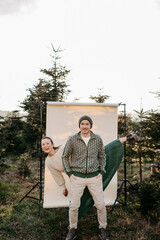 Paar vor einem beigen Studiohintergrund in freier Natur