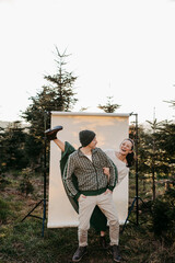 Paar vor einem beigen Studiohintergrund in freier Natur