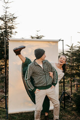 Paar vor einem beigen Studiohintergrund in freier Natur