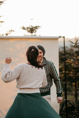 Paar vor einem beigen Studiohintergrund in freier Natur