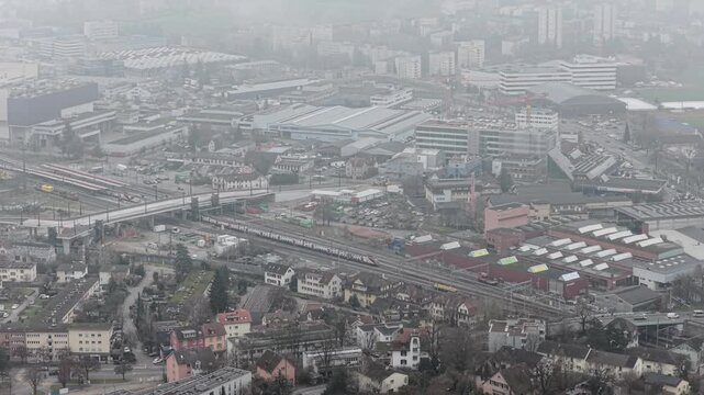 Bahn f&auml;hrt durch Winterthur, Gr&uuml;ze - Nebel im Dezember in der Schweiz