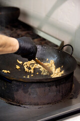 saltear comida al wok en restaurant oriental