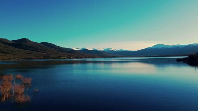 Hermoso lago espejo con monta&ntilde;as nevadas al fondo