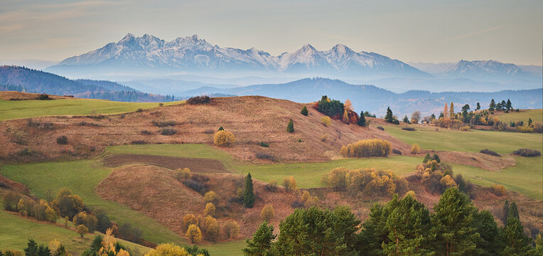 Pieniny Spiskie / Spisz widok na panoramę Tatr. 
Hobbicki krajobraz.