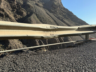 verbeulte Leitplanke in der Kurve einer Bergstra&szlig;e