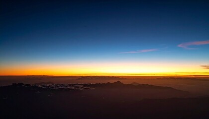 断片的な光が静かに闇へと溶けていく抽象的な地平線のビジュアルです。
温かみのあるアンバーと深いインディゴがせめぎ合い、感情の高まりを表現しています。
シネマティックで没入感のある雰囲気が、静かな悲しさと余韻を感じさせます。