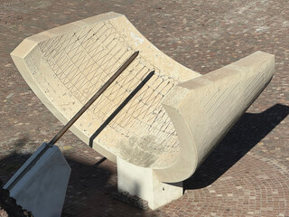 gro&szlig;e Sonnenuhr aus Beton auf einem öffentlichen Platz