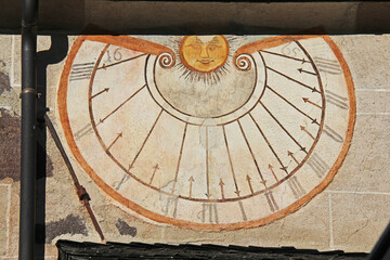 meridiana su una parete della chiesa di Santa Maddalena in Val di Funes; Alto Adige