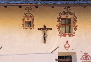 dettagli di una parete della canonica di Santa Maddalena in Val di Funes; Alto Adige
