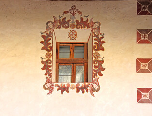 finestra decorata della canonica di Santa Maddalena in Val di Funes; Alto Adige