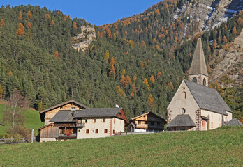 la chiesa e la frazione di Santa Maddalena in Val di Funes; Alto Adige