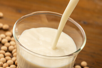 大豆由来の豆乳をグラスに注ぎ入れる健康的な飲み物
