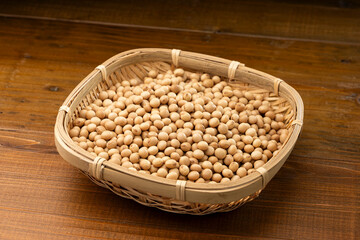 食品素材として利用される竹笊に盛られた大豆
