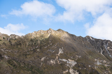 Obraz premium Montaña rocosa con atardecer, Laguna de Quilotoa, Ecuador.
