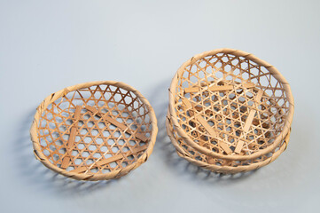 おしぼり置きに使う竹で編んだ目ザル