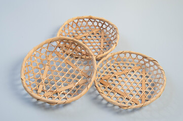 おしぼり置きに使う竹で編んだ目ザル