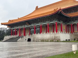 Obraz premium Grand Asian Palace: Ancient pagoda-style building with gold roof, red pillars, and white stone base