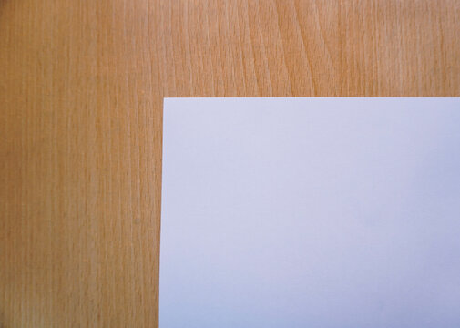 hoja de papel en blanco sobre fondo de madera