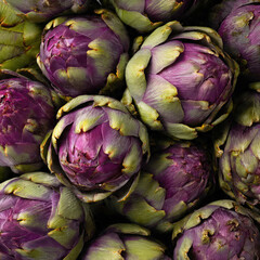 Obraz premium Close-up of whole artichokes highlighting detailed leaves and rich green tones. Perfect for food blogs, vegetable packaging, and farm-to-table concepts.