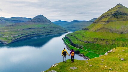 Obraz premium Gonguturur Hvithamar Trail, Faroe Islands, A couple of men and women hiking the Gonguturur Hvithamar Trail, Faroe Islands