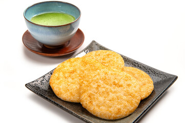 日本の駄菓子の醤油煎餅と抹茶
