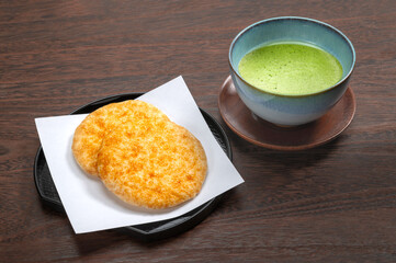 日本の駄菓子の醤油煎餅と抹茶