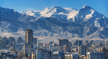 Obraz premium An aerial view of the central part of the Kazakh city of Almaty on a snowy winter morning.