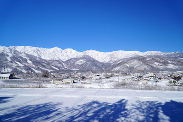 雪景色の白馬村と北アルプス