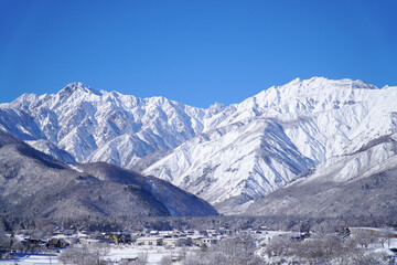 雪景色の白馬村と北アルプス