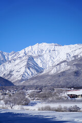 雪景色の白馬村と北アルプス