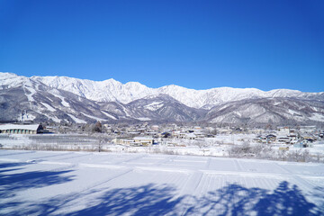 雪景色の白馬村と北アルプス