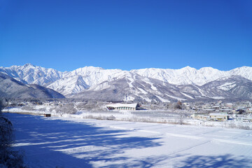 雪景色の白馬村と北アルプス