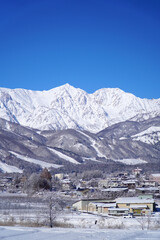 雪景色の白馬村と北アルプス