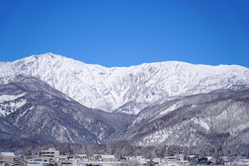 雪景色の白馬村と北アルプス
