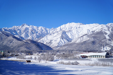 雪景色の白馬村と北アルプス